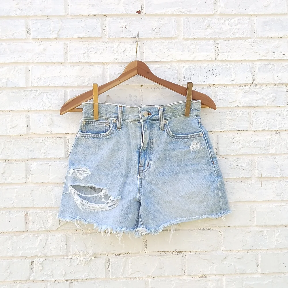 Madewell The Mom Jean Short Distressed Lightwash